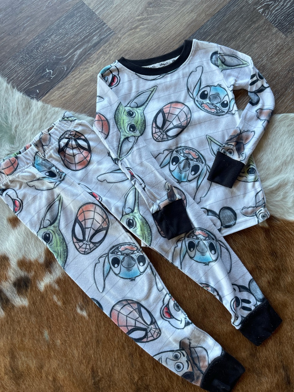 Disney Boys 2-piece Pajamas in White with Black and Green Character Details